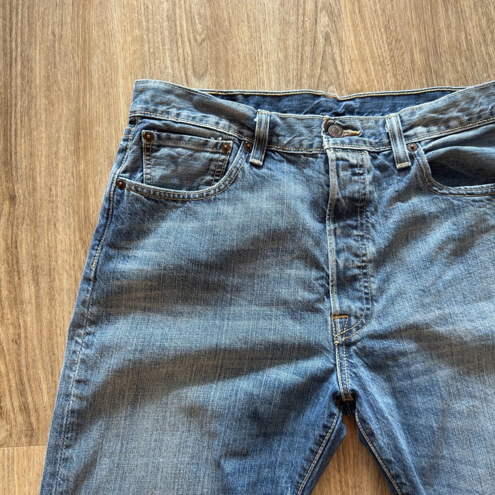 Levis 501 Original Fit Mens Jeans 34x30 Medium Wash Blue Button Fly Straight Leg - Picture 2 of 11